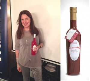 Sara Navarro, con la botella que diseñó para Castillo de Canena