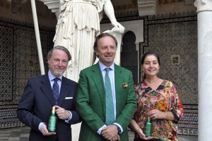 De izquerda a derecha, Francisco Vañó, Director General de Castillo de Canena;Pablo Hohenlohe, presidente adjunto de la Fundación Casa Ducal de Medinaceli y Rosa Vañó, directora comercial de Castillo de Canena