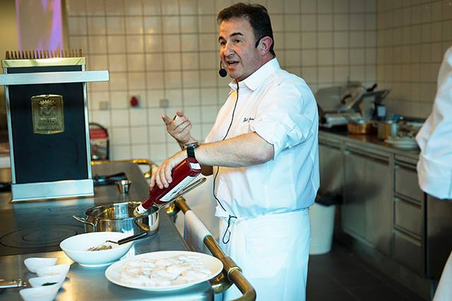 Chef Berasategui Cocinando Con Aove Primer Dia De Cosecha En Dinamarca Castillo De Canena