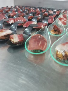 Castaña confitada con jamon ibérico y Reserva Familia Arbequina