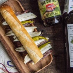 receta de bocadillo de boquerones en vinagre, AOVE y piparras