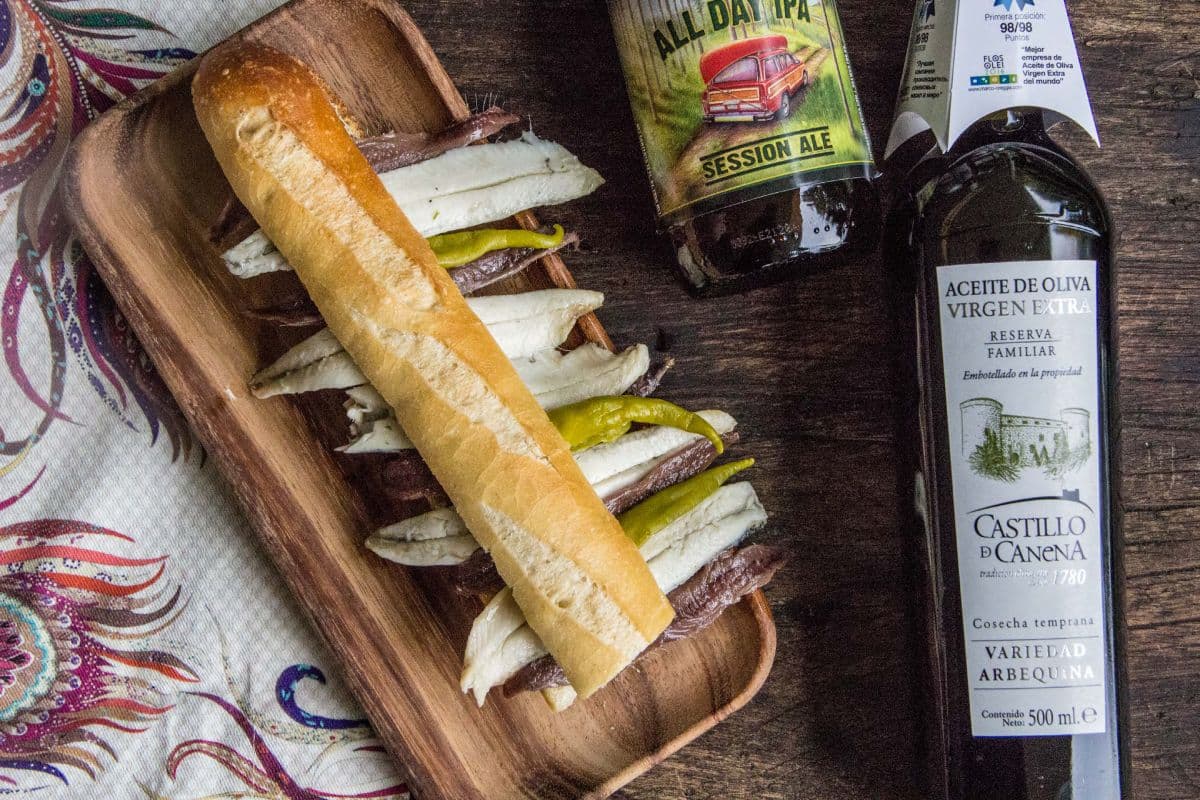 Bocadillo de boquerones en vinagre, anchoas, piparras y AOVE