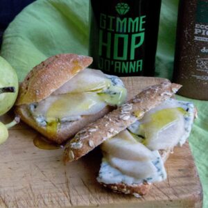 bocadillo de pera, queso roquerfort y aceite de oliva virgen extra