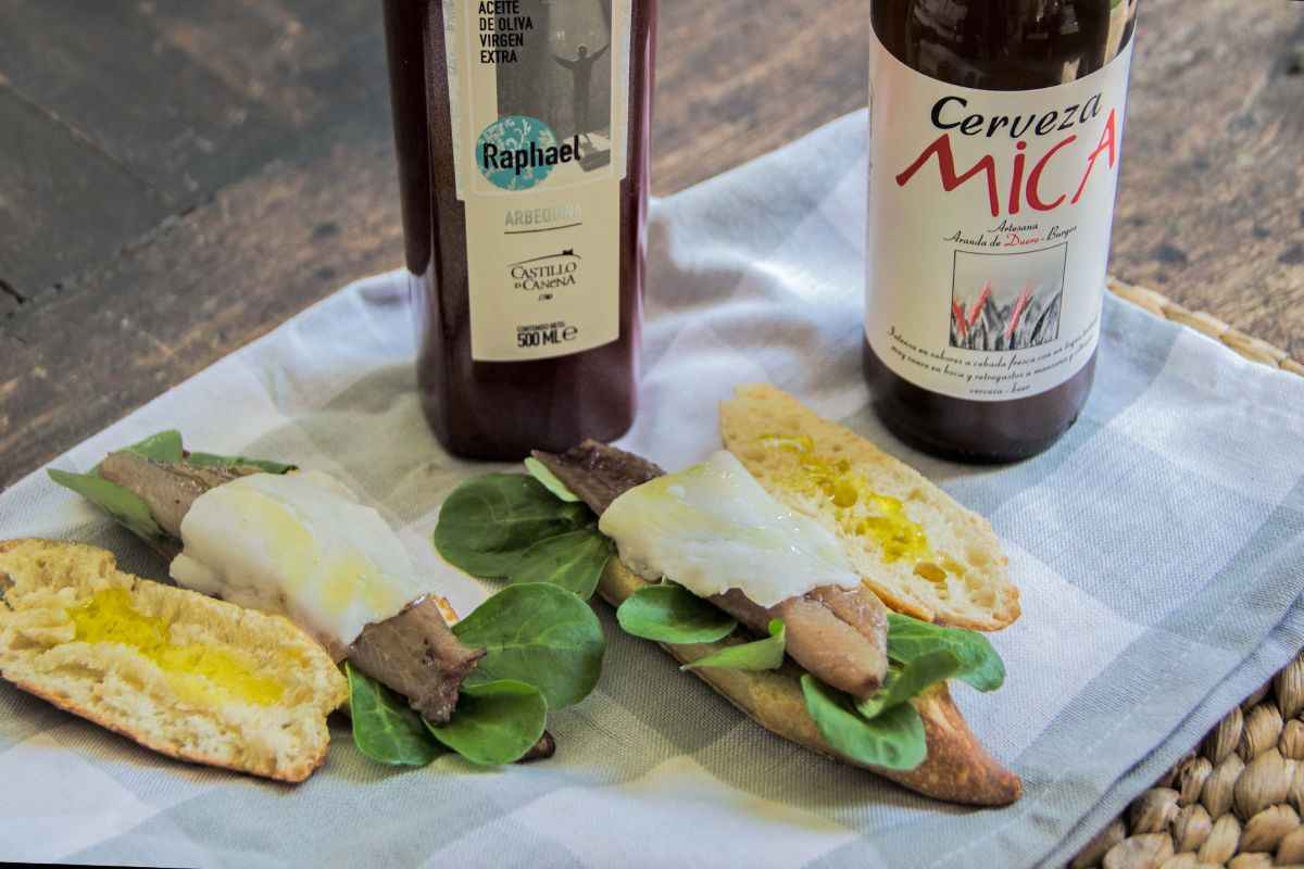 Bocadillo de sardinas, tocino ibérico y AOVE