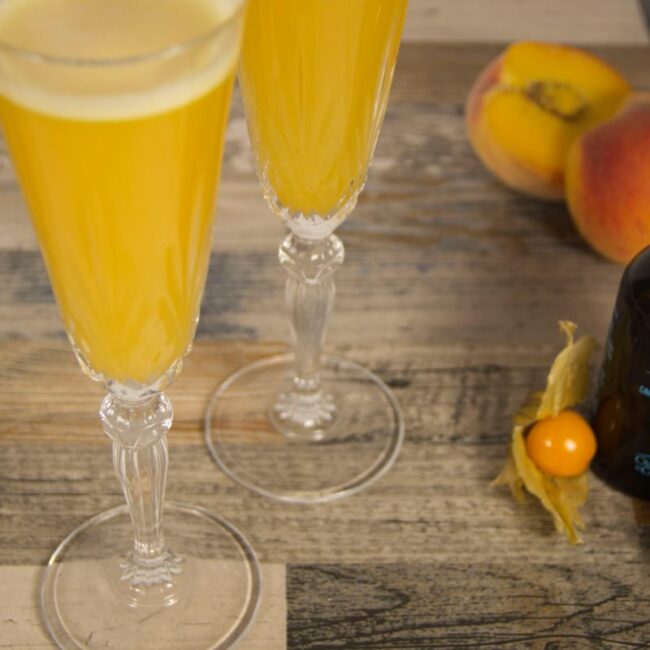 Receta de Cocktail Bellini con cava, zumo de melocotón y aceite de ...