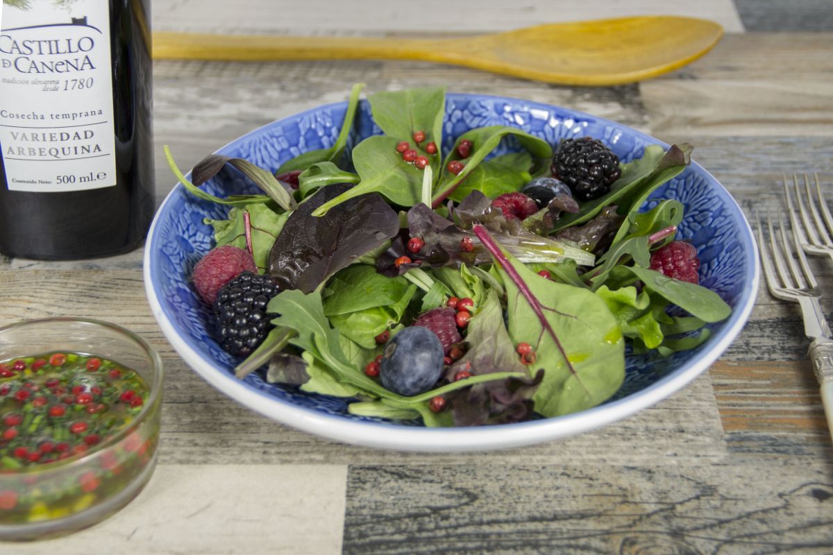 receta de ensalada de frutos rojos con pimienta rosa