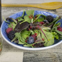 receta de ensalada de frutos rojos con pimienta rosa