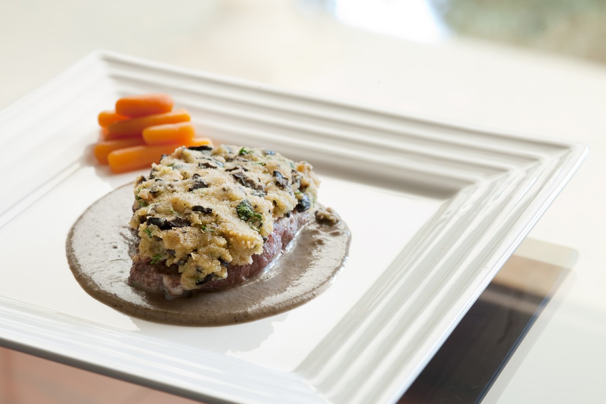 receta de lomo de ternera con cubierta de aceitunas y galleta de tapenade