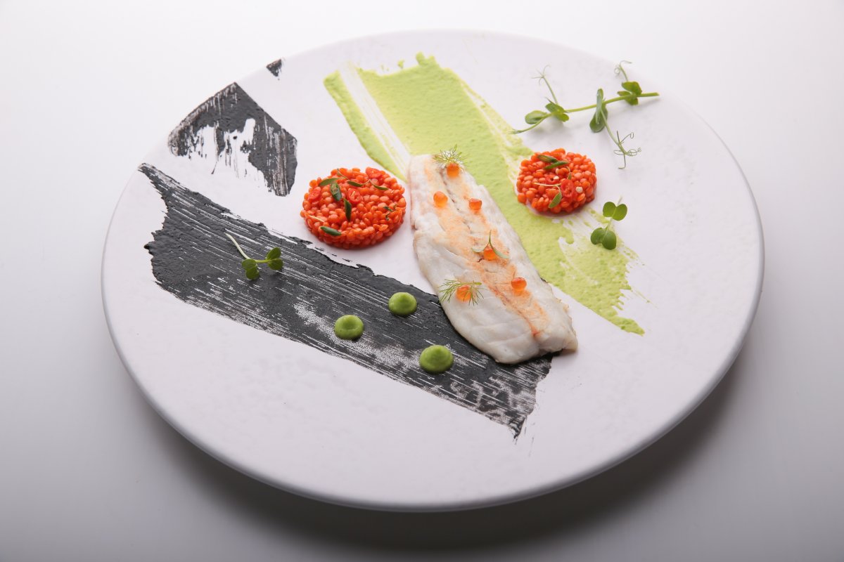 Lubina, hummus de guisante, lentejas de chile y AOVE