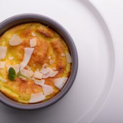 receta de sooflé de arroz con leche, albaricoque y rosa