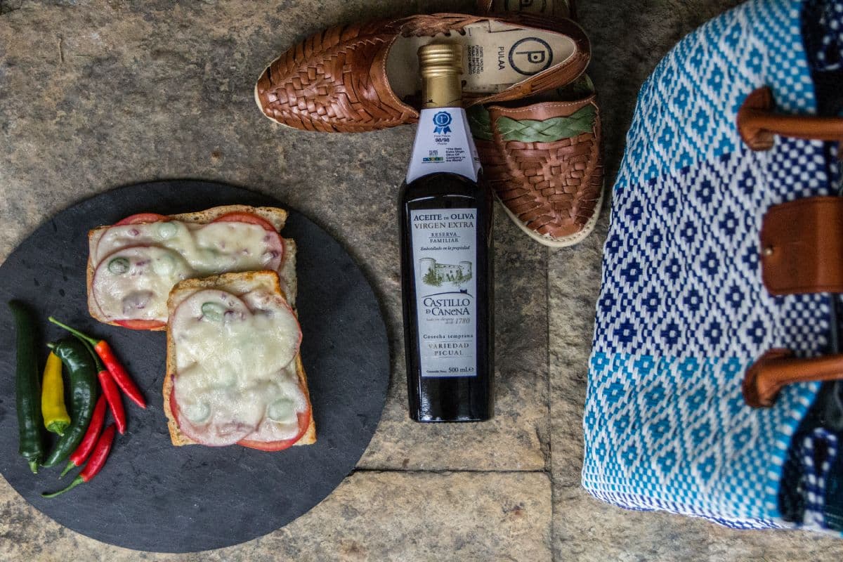 receta de tosta de queso con tomates frescos y aceite