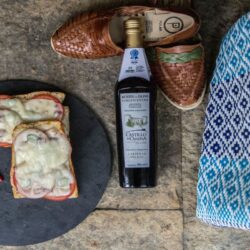 receta de tosta de queso con tomates frescos y aceite